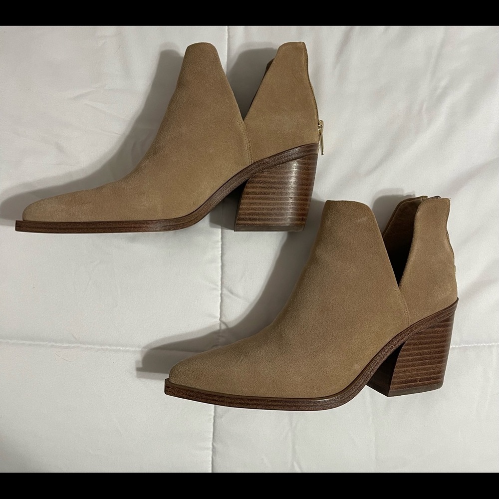 NWOT Vince Camuto Bibestie Boots in Tortilla Suede